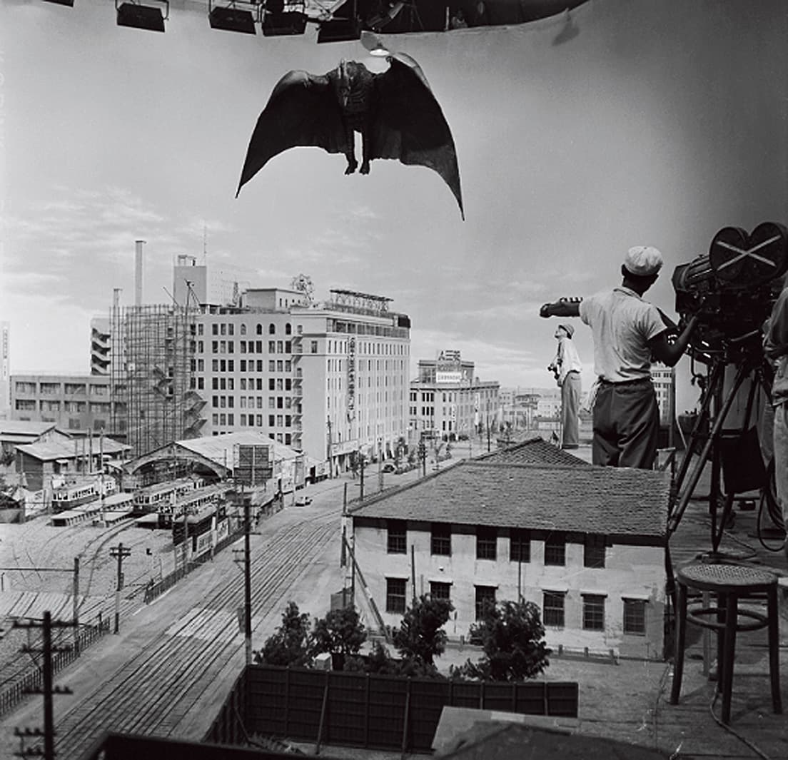 『空の大怪獣ラドン』（1956）より福岡・岩田屋周辺ミニチュアセットのメイキング写真。