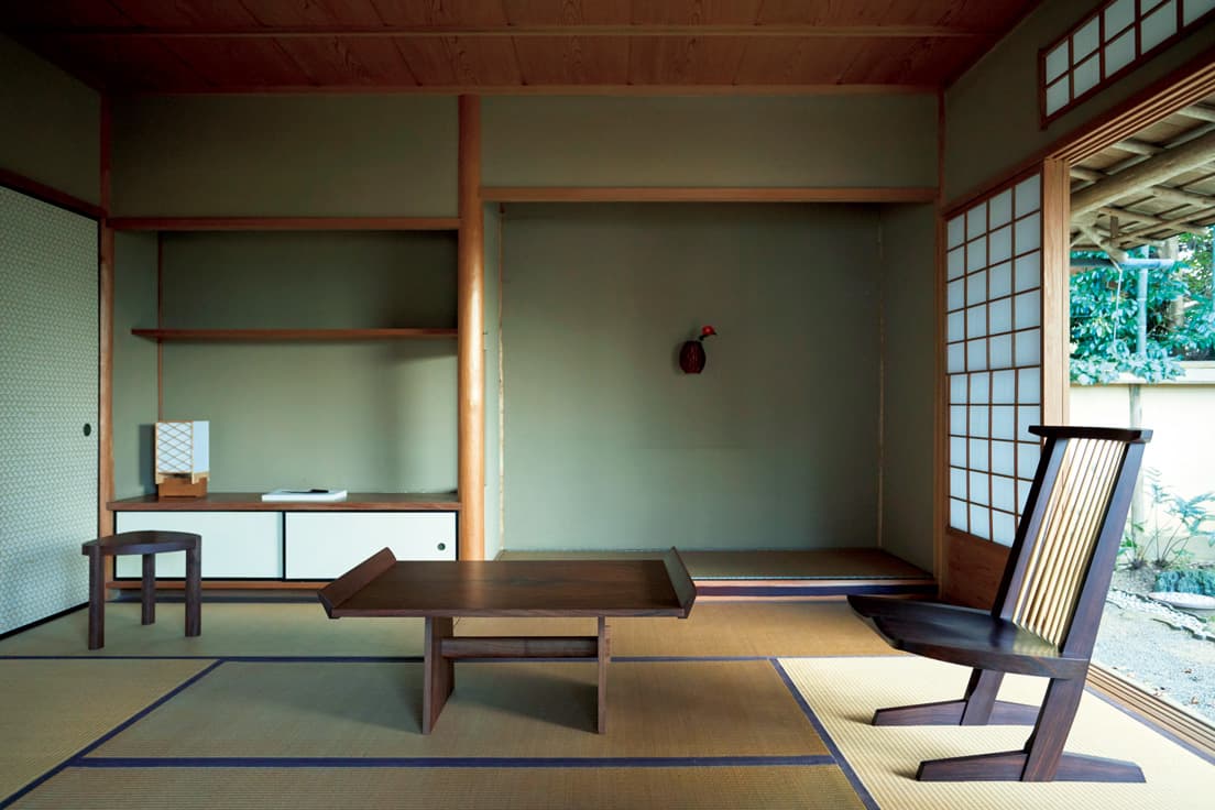 〈ink gallery〉併設の茶室は中村外二工務店による貴重な建物。左から、友人のために作った幻のスツールを再現した《ブログレンスツール》。／素材を一新して製作した《ペーパーナイフ》。／アメリカのナカシマ工房の仕様を一部採用した《ミルクハウステーブル》。／代表作にインド産ローズウッドを用いた《コノイドラウンジ》。