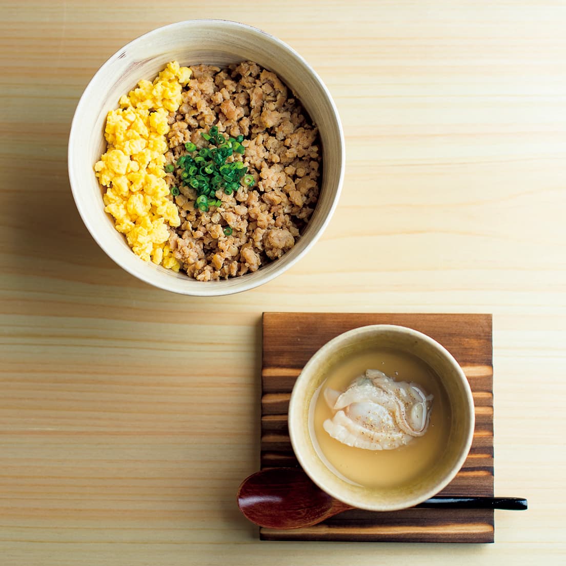 締めのそぼろ飯、ベシャメルソースを使った季節の玉地蒸し（おまかせコース8,000円の一例）。