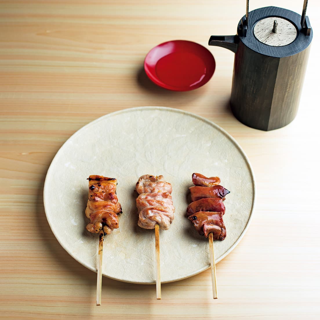 右からレバー、せせり、皮。”御味酒” はコースの最初に登場。