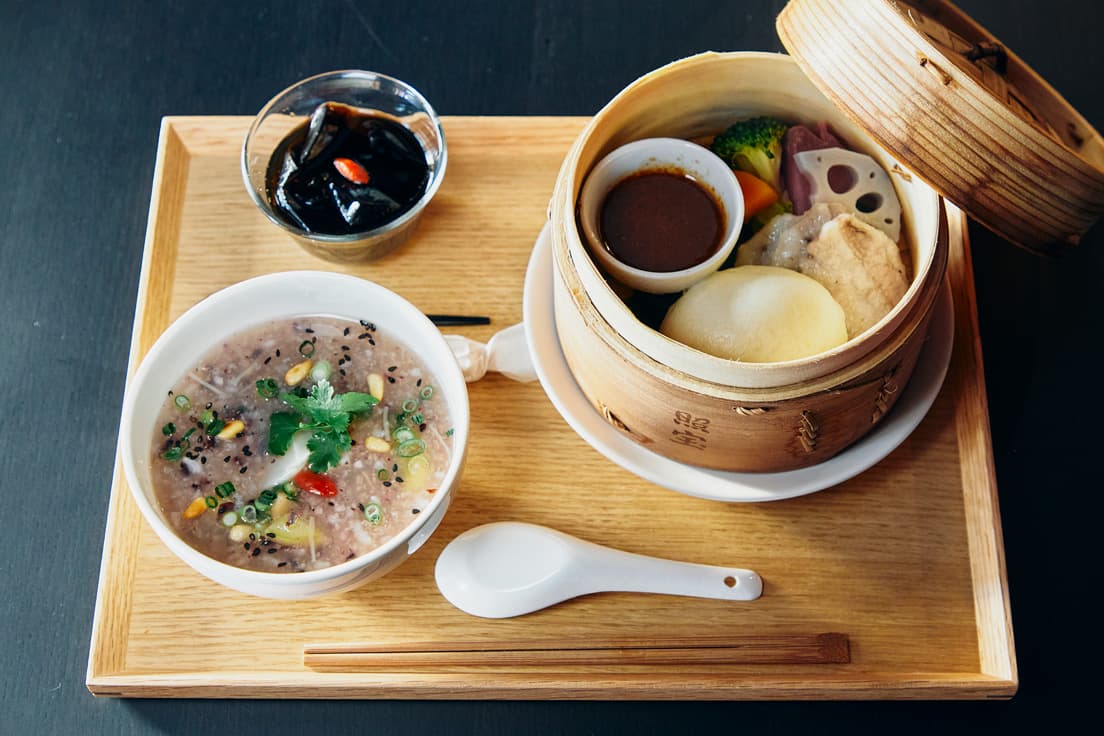 ランチメニューの「台湾粥セット」1,800円。