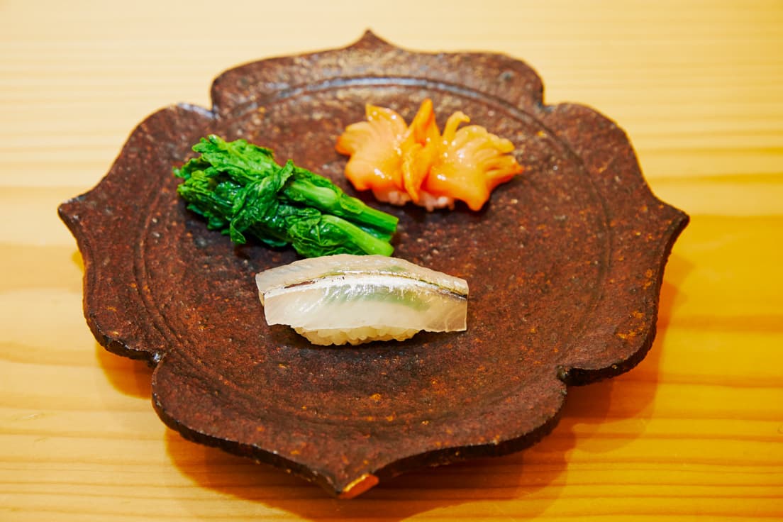 旬の味わいが一皿に。サヨリの握り、赤貝の握り、菜の花の昆布締め。