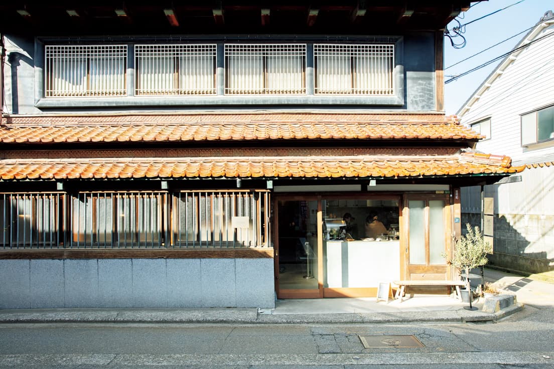 黒漆喰の壁に赤瓦屋根の威風堂々とした外観。