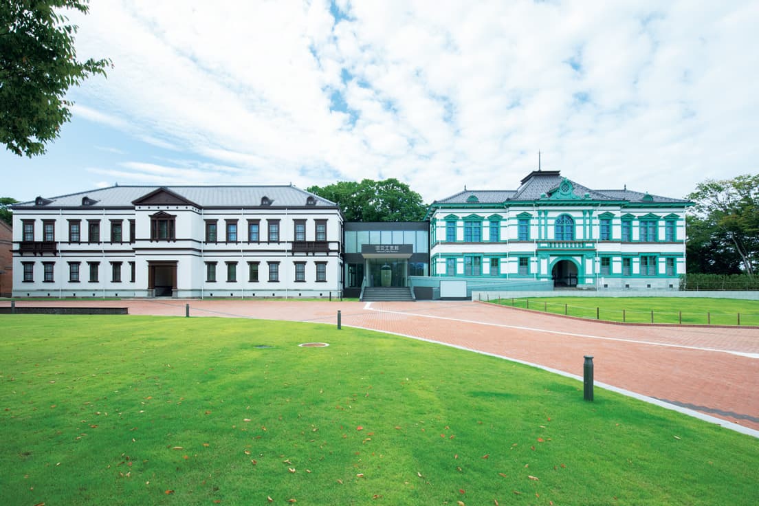 兼六園周辺文化の森に建つ〈国立工芸館〉。右の〈旧陸軍金沢偕行社〉の建物にはオフィスや多目的ホールが入り、左の〈旧陸軍第九師団司令部庁舎〉が展示室となる。