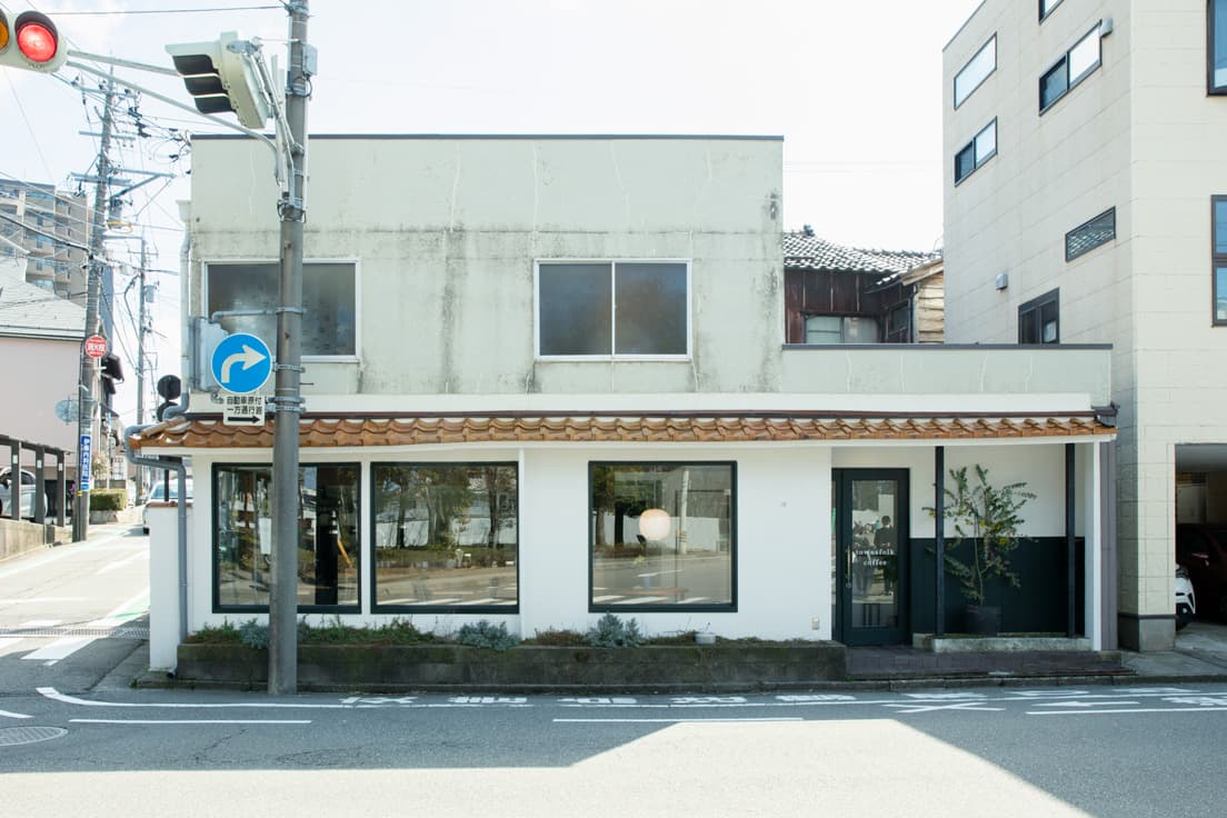 外観。コーヒーをテイクアウトして向かいの公園でのんびり過ごすのもおすすめだ。