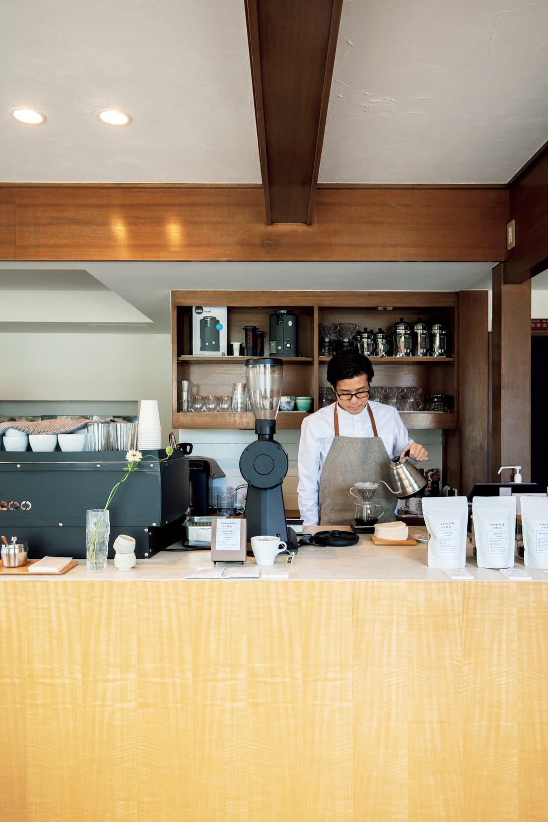 コーヒーを淹れる鈴木さん。コーヒー豆やコーヒーバッグも販売。