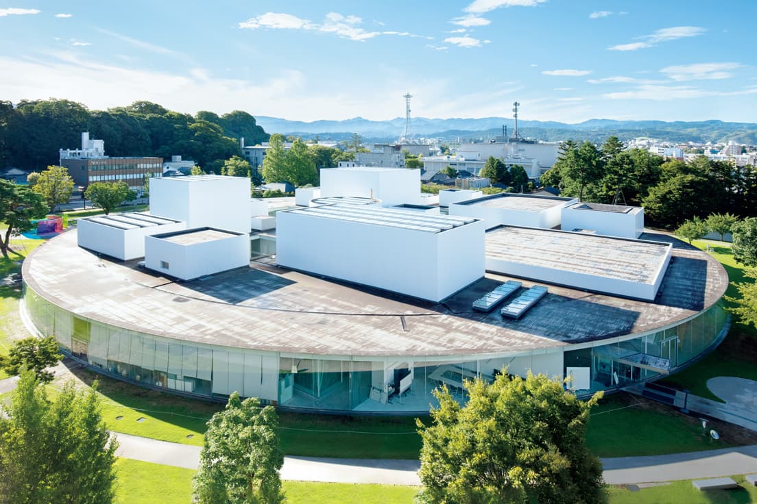 石川県金沢市広坂1-2-1。TEL 076 220 2800。展覧会ゾーン10時～18時（金・土～20時）。月曜休。観覧料は展覧会により異なる。