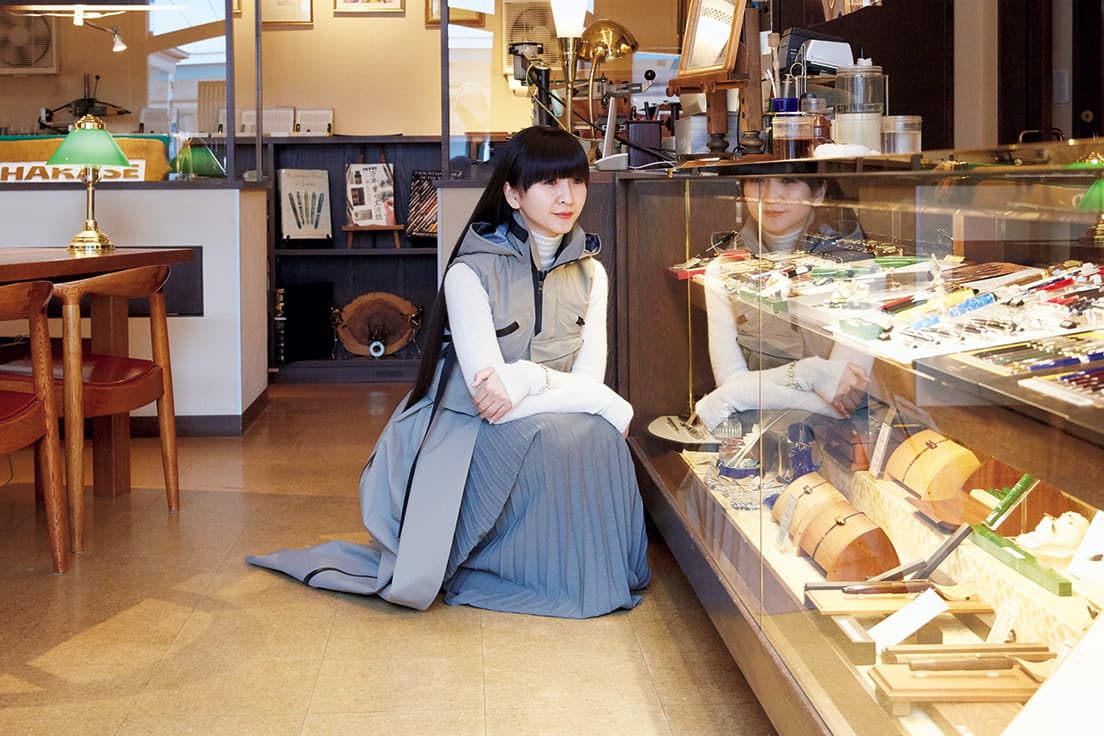 1934年創業。使い手との対話を元にビスポーク（フルカスタム）万年筆を作る鳥取市の〈万年筆博士〉。ボディは水牛の角や銘木などさまざま。「使い続けた時の色や質感が楽しみ」と、かしゆか店主が選んだのは本紫檀。