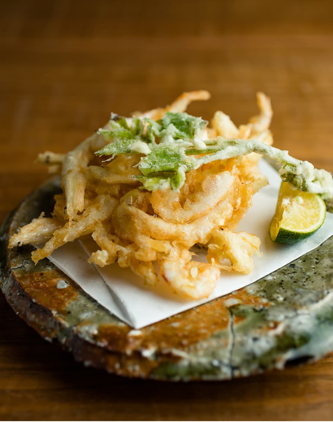 カリカリの衣に包まれた「白海老かき揚げ」1,200円（夜はこの価格プラス消費税、以下同じ）。塩でよし、そばのかけつゆで割った天つゆでよし。