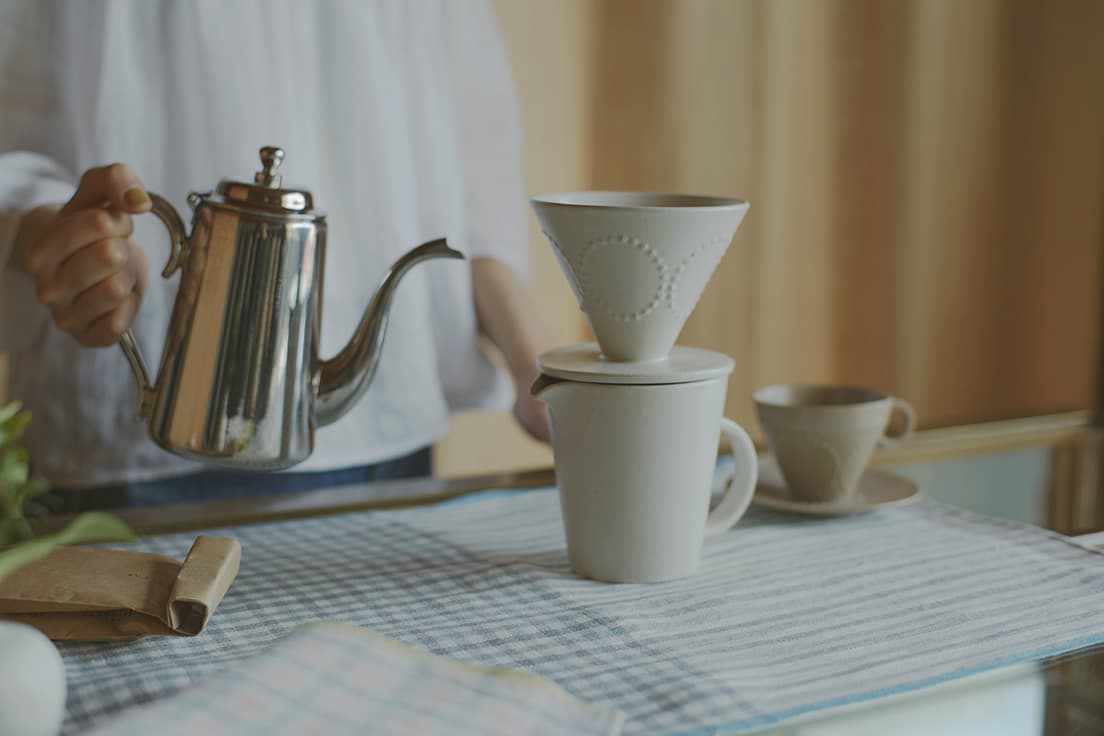 《“tambourine” coﬀee dripper＋jug》11,000円。white, green, light brownの3色。 photo_Comuro Nonoka