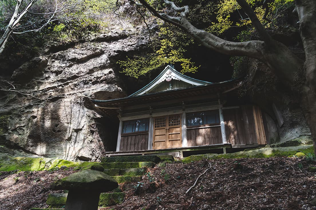 アントニー・ゴームリーの作品がある千燈地区の社。この地区は国東半島中の寺院を開いたとされる伝説の僧、仁聞菩薩（にんもんぼさつ）が寺を開き、修業し、入寂したと伝えられる地だ。