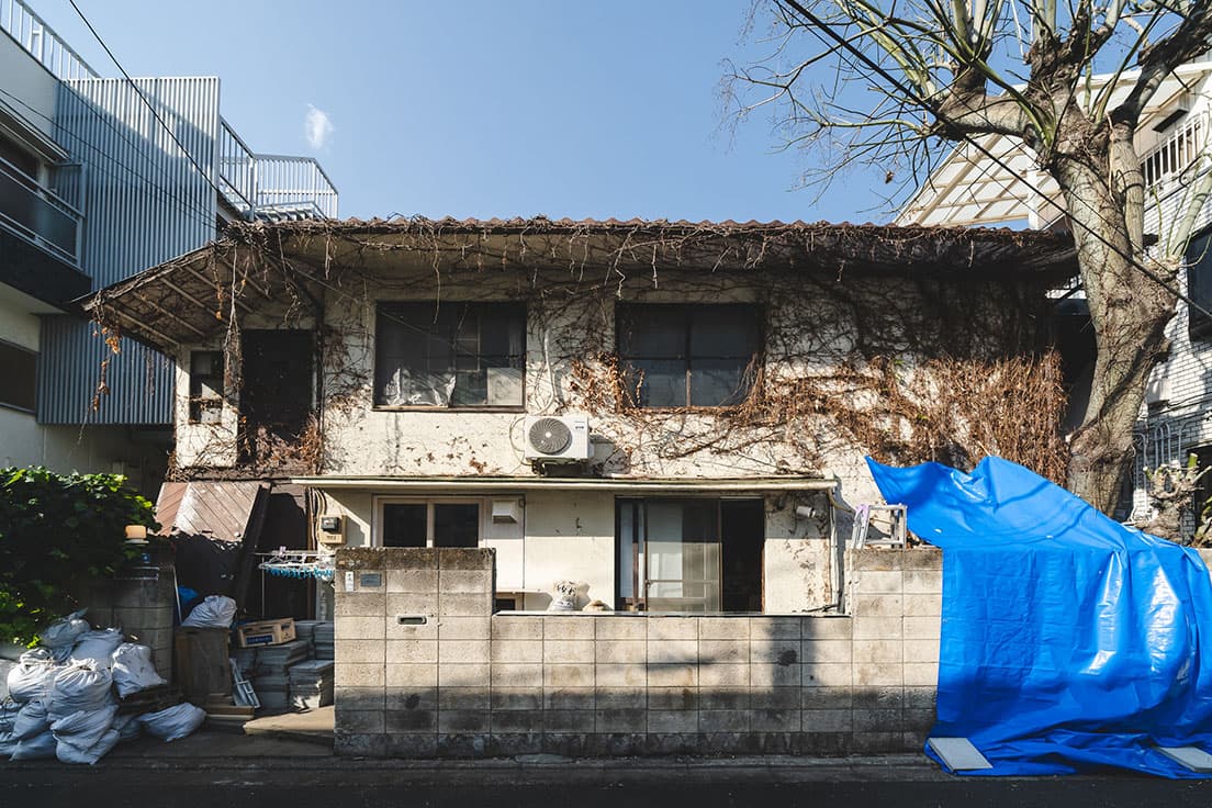 改修工事真っ最中の〈新宿ホワイトハウス〉。4月10日から公開される。
