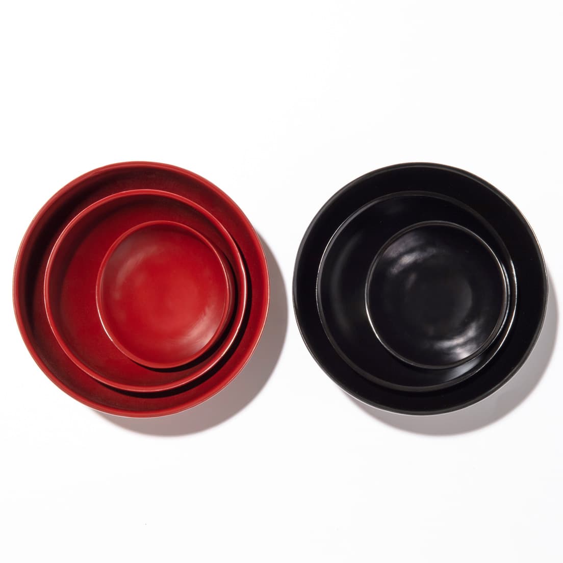 朱漆と黒漆のシンプルなうつわは、香川漆器ならではの魅力が引き立つデザイン。

