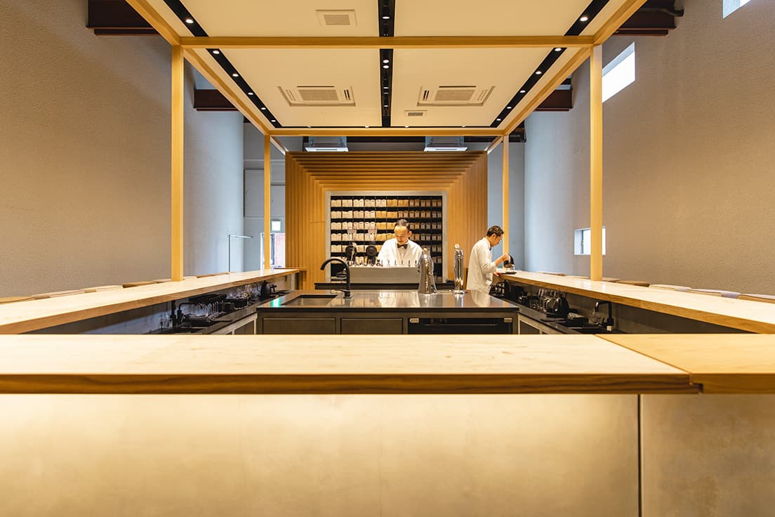 店舗デザインは表参道店に続き〈14sd〉の林洋介が担当。三木隆真バリスタ（左）とカクテルを手がける図師聡バリスタ（右）の２トップがこの“舞台”を取り仕切る。