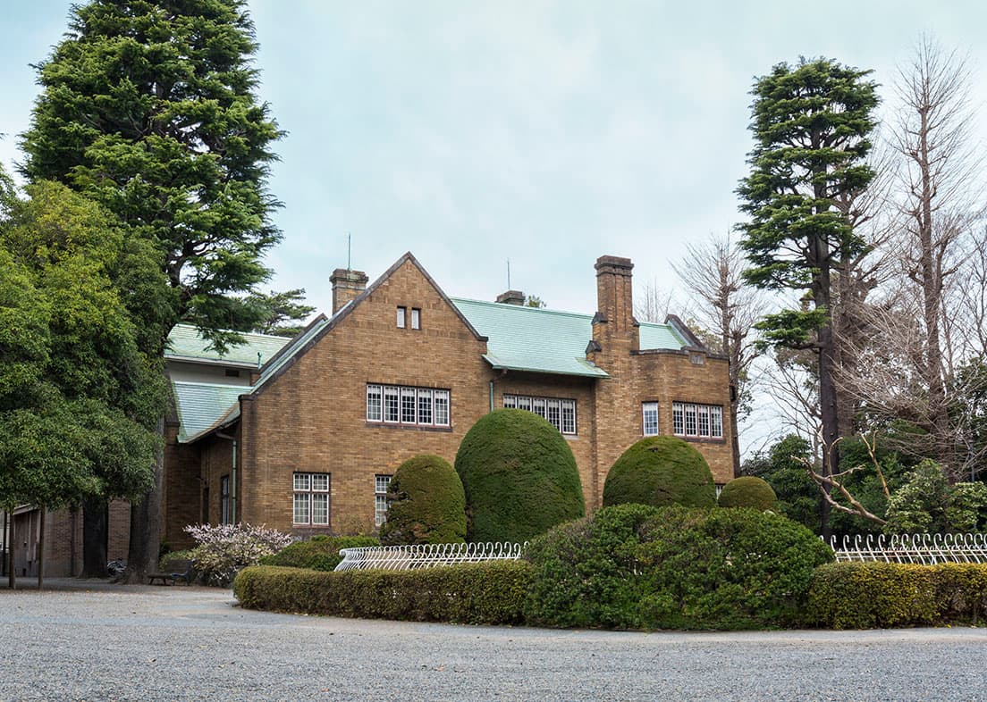 〈静嘉堂文庫〉（図書館）の外観。図書の閲覧など、利用は予約制。