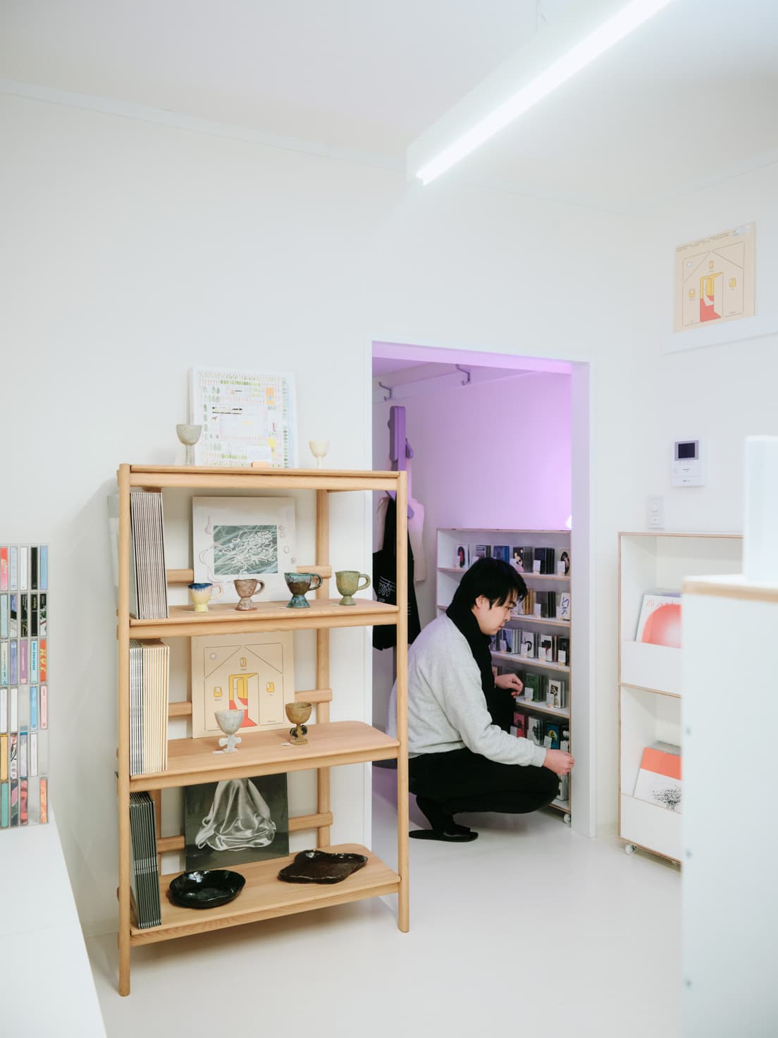 店主の高橋博輝さんが、音楽制作と同様に余白を重視して内装を手がけた〈Kankyo Records〉。《アーカイブシェルフ》に並ぶレコードは最近の愛聴盤。