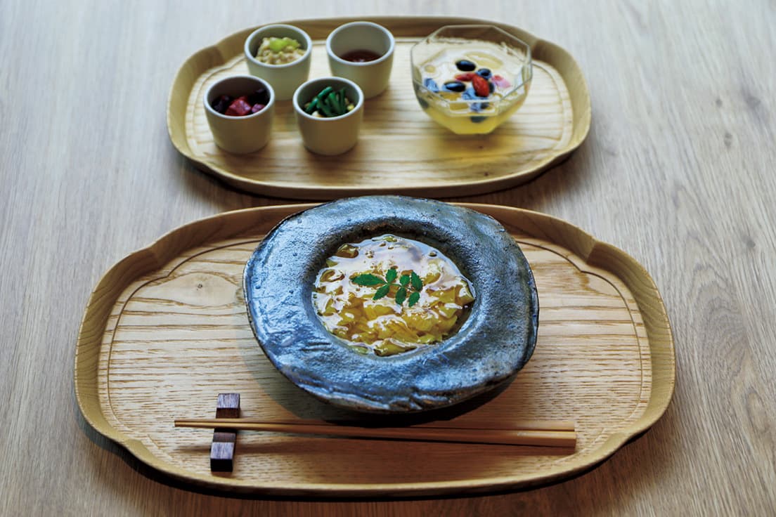 陰陽五行の5色を取り入れた「養生朝食」。