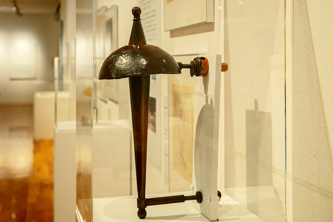 1924年に製作された超初期のブロンズ製ドアハンドル。この頃はまだ古典的なデザインだったことが窺える。
