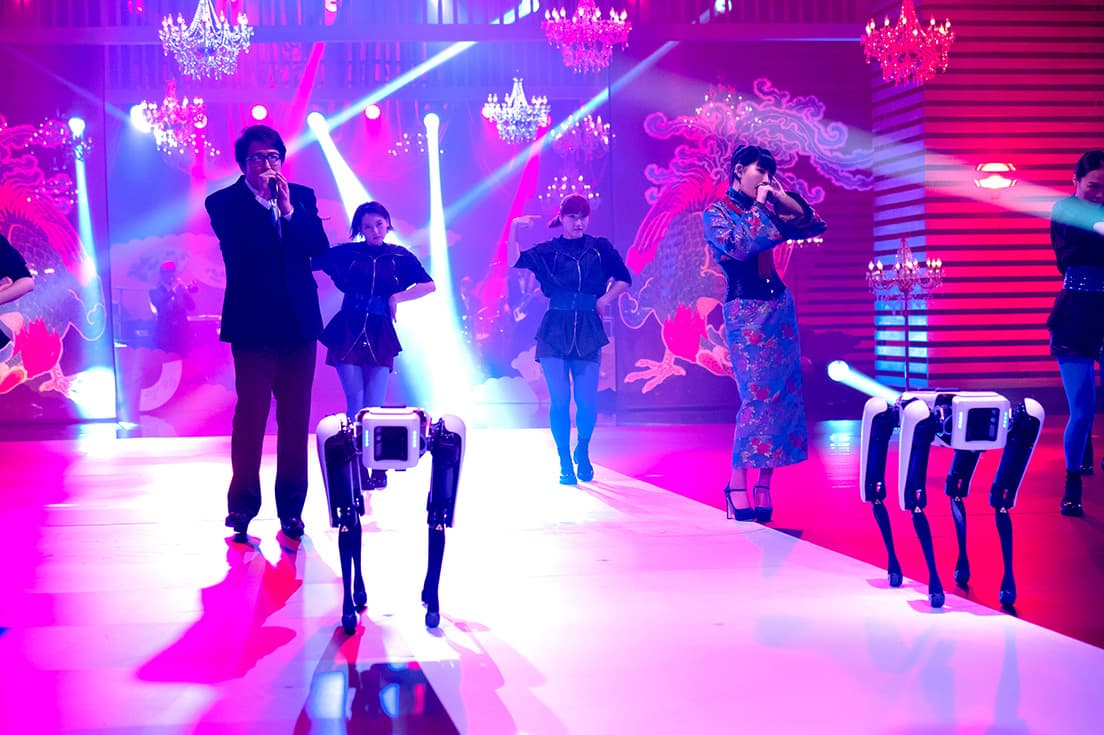 2020年7月放送のNHK『SONGS』では、〈ライゾマ〉が振付のデータを打ち込んだ四足歩行ロボット《Spot》と一緒にパフォーマンス。写真提供：NHK