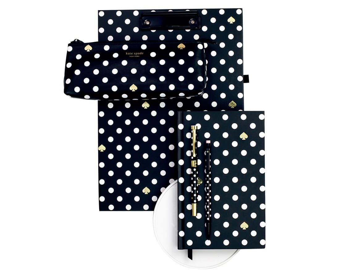 《POLKA DOT》クリップボードフォリオ3,300円、ペンケース3,850円、ノートブック2,970円、ボールペン（左）5,390円、シャープペンシル5本セット2,750円。