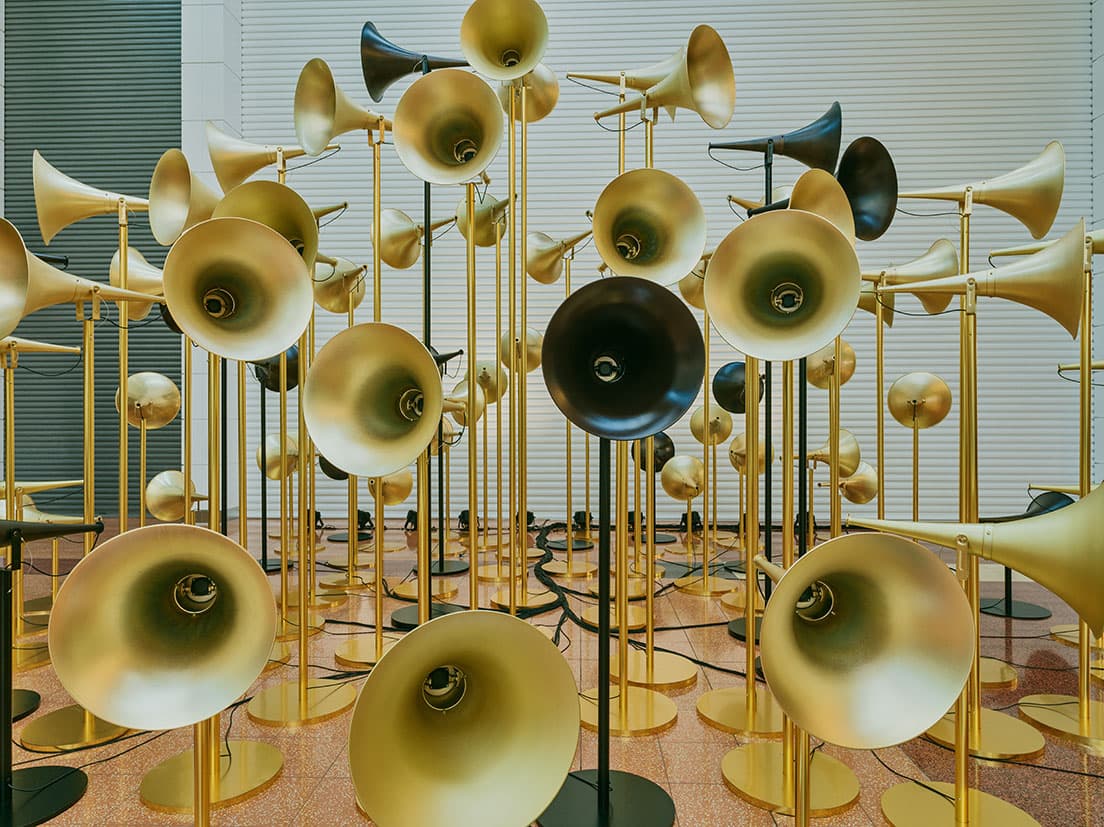 インスタレーションのホーンから、細井の声をアレンジした繊細な音が流れる。　photo_Takashi Kawashima
