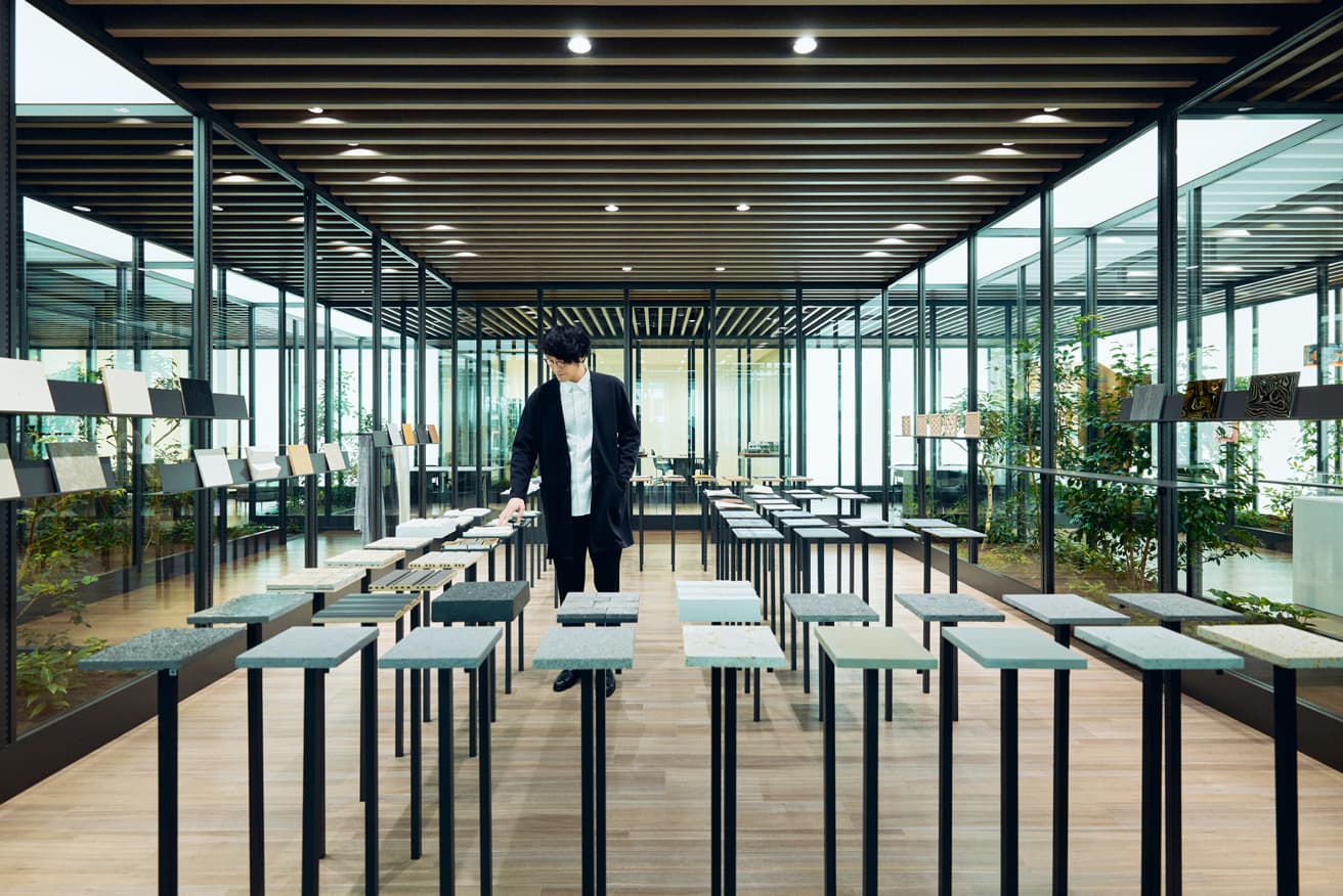 完成した〈SUMUFUMU TERRACE 青山〉を訪れたネンドの佐藤オオキ。「内でもなく、外でもない。名称の通り、自由に使えるテラスのような存在になればと思います」と話す。