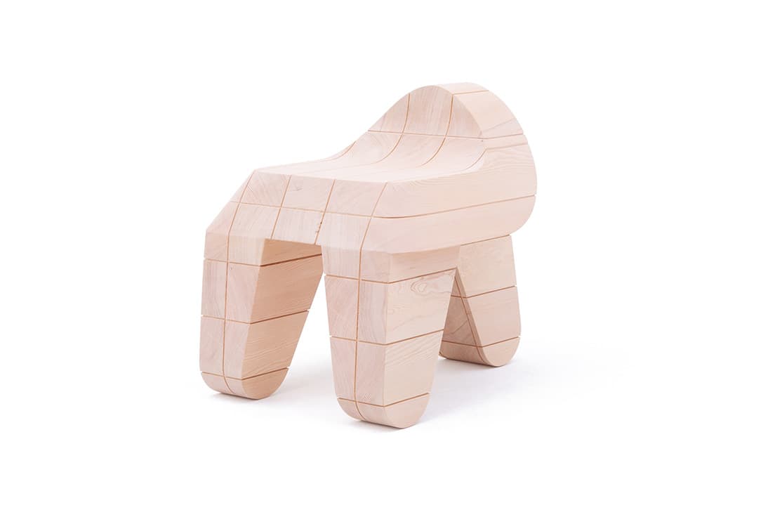 中村圭佑と熊谷晃希による《INTERACTION_CHAIR》もエディションラインのひとつ、木工家具特有の製造過程を極端に顕在化させることで、新たな佇まいを生んだ。660,000円。限定5脚。