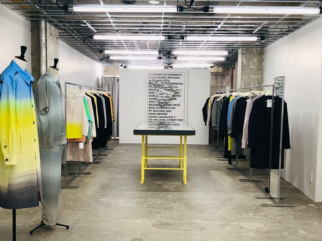 ポップアップの様子。真ん中のテーブルはピーター・マイルズによるもの。奥に掲げられたアートは〈OVERCOAT〉を象徴する《SEVEN SPIKES（セブン スパイクス）》。