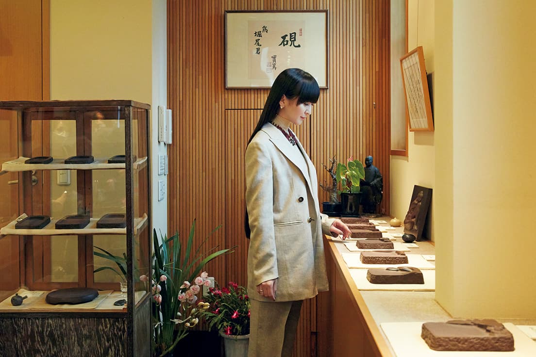 室町時代に始まり約600年の歴史を持つ「赤間硯」。今回訪ねたのは、明治29年創業の〈赤間関硯 玉弘堂〉。「子どもの頃に使っていたのは真っ黒な硯でしたが、こんなに柔らかな印象の硯があるんですね」とかしゆか店主。