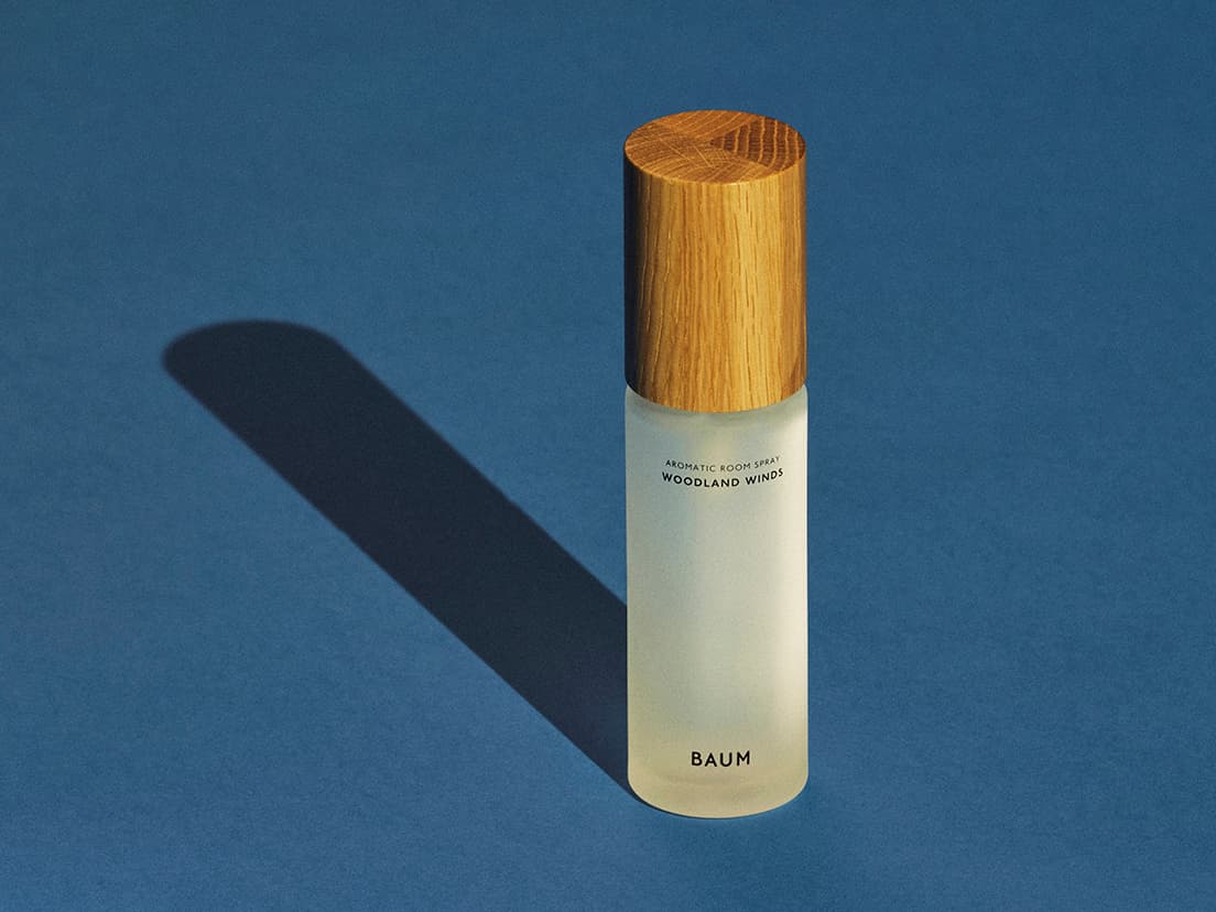 《バウム アロマティック ルームスプレー 1 WOODLAND WINDS》100mL 5,500円。レフィルは80mL 3,520円（BAUM TEL 0120 332 133）。