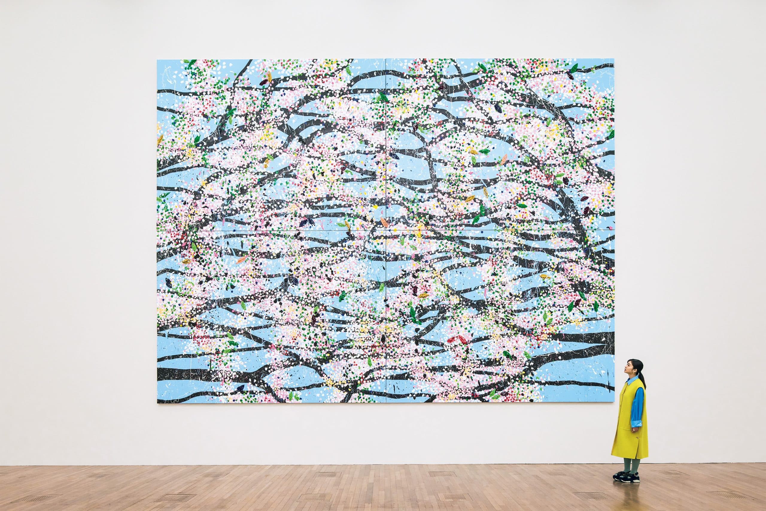 長濱ねるが日本初の大規模個展『ダミアン・ハースト 桜』で没入体験。