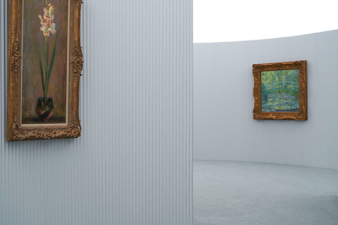 「モネ—光のなかに」展会場風景。左は《グラジオラス》（1881年）、右は《睡蓮の池》（1899年）。　(c)Gottingham