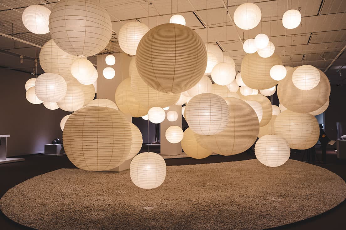 大小さまざまな「あかり」はそれぞれ明るさが微妙に違う。　(c)2021 The Isamu Noguchi Foundation and Garden Museum / ARS, NY / JASPAR, Tokyo, E3713