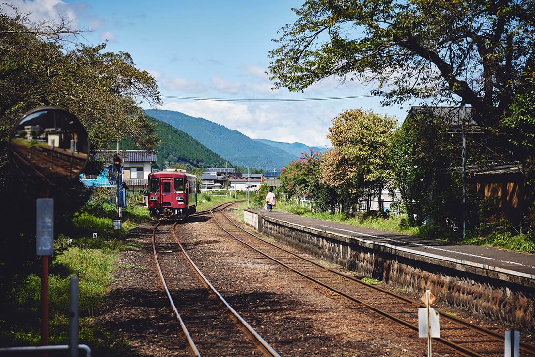 そこならではの交通手段を使うのも旅の醍醐味（岐阜県郡上市）。