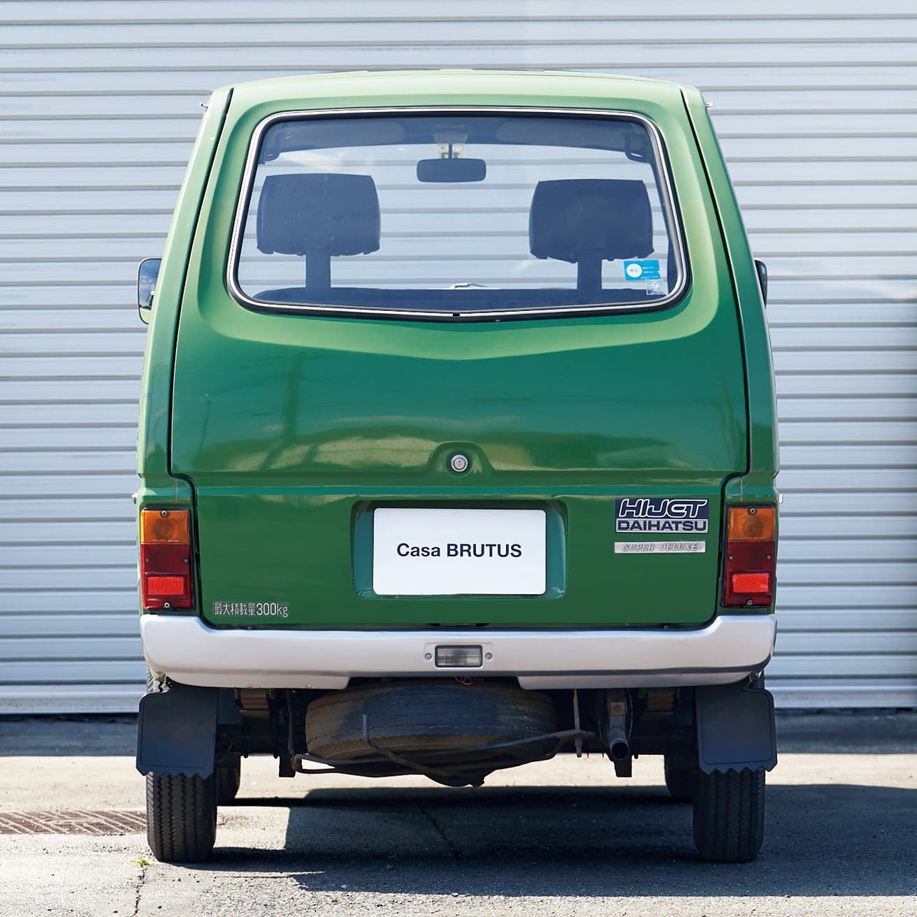 小さいクルマを、よりコンパクトに見せる丸い車体。リアウィンドウ下のV字デザインがアクセント。