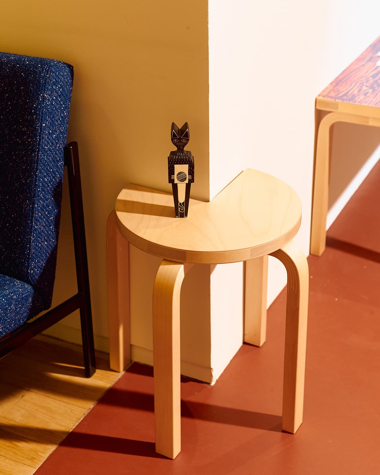 壁の角にきれいにはまるように座面の円が1/4欠けた《Hackability of the Stool》の《スツール 60》。