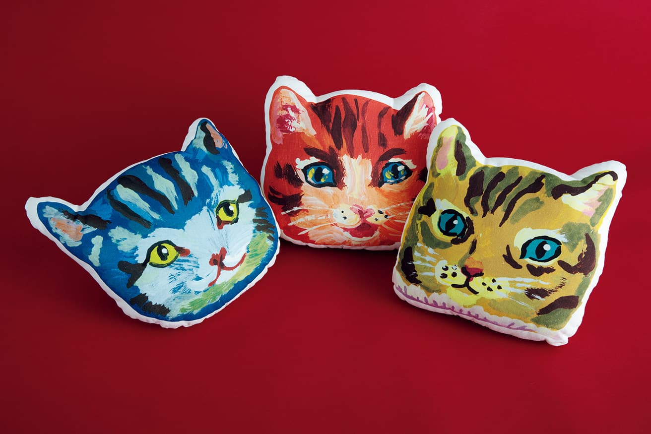 THREE COLORS CAT CUSHION　ネコチャンフェイスのクッション。ベッドやソファのワンポイントに♡　30×30cm 各6,600円。