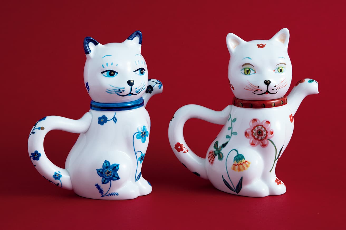 LUCKY CAT POT　メディコム・トイとコラボしましたティーポット。デザインは招き猫からのインスパイアですとか。福を呼び寄せてくださりますの。各41,800円。