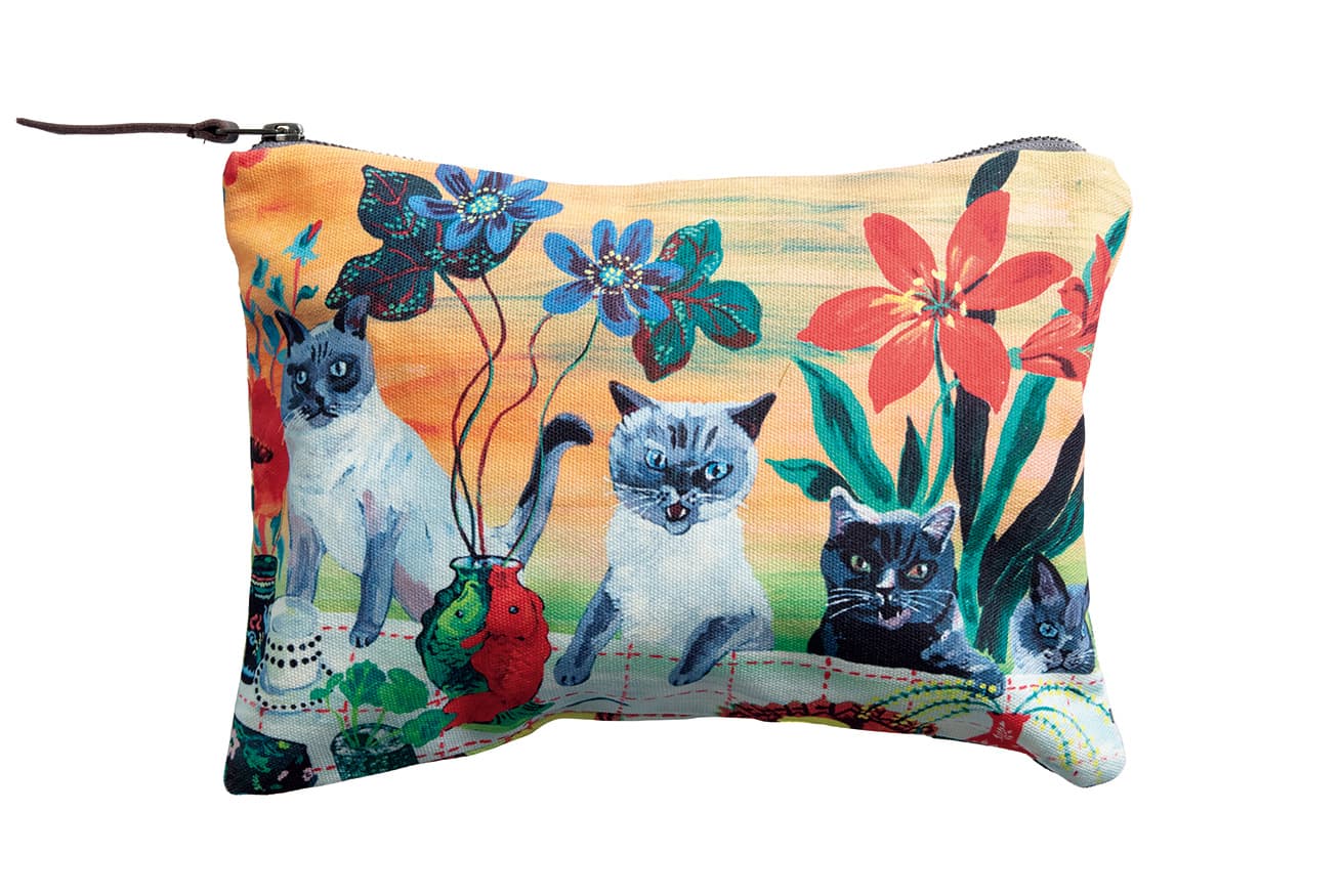 FOUR CATS POUCH　どのコも表情が楽しいデッサン画をプリントしましたポーチ。大きめサイズですゆえ小物を入れてアートのよにお部屋に飾っても。19.5×27.5cm 6,050円。