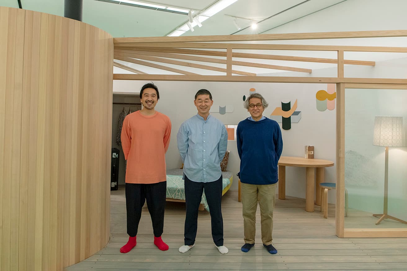 左から、展示構成を手がけた建築家・田根剛、〈ミナ ペルホネン〉デザイナー・皆川明、背景に写る小屋「shell house」を手がけた建築家・中村好文。