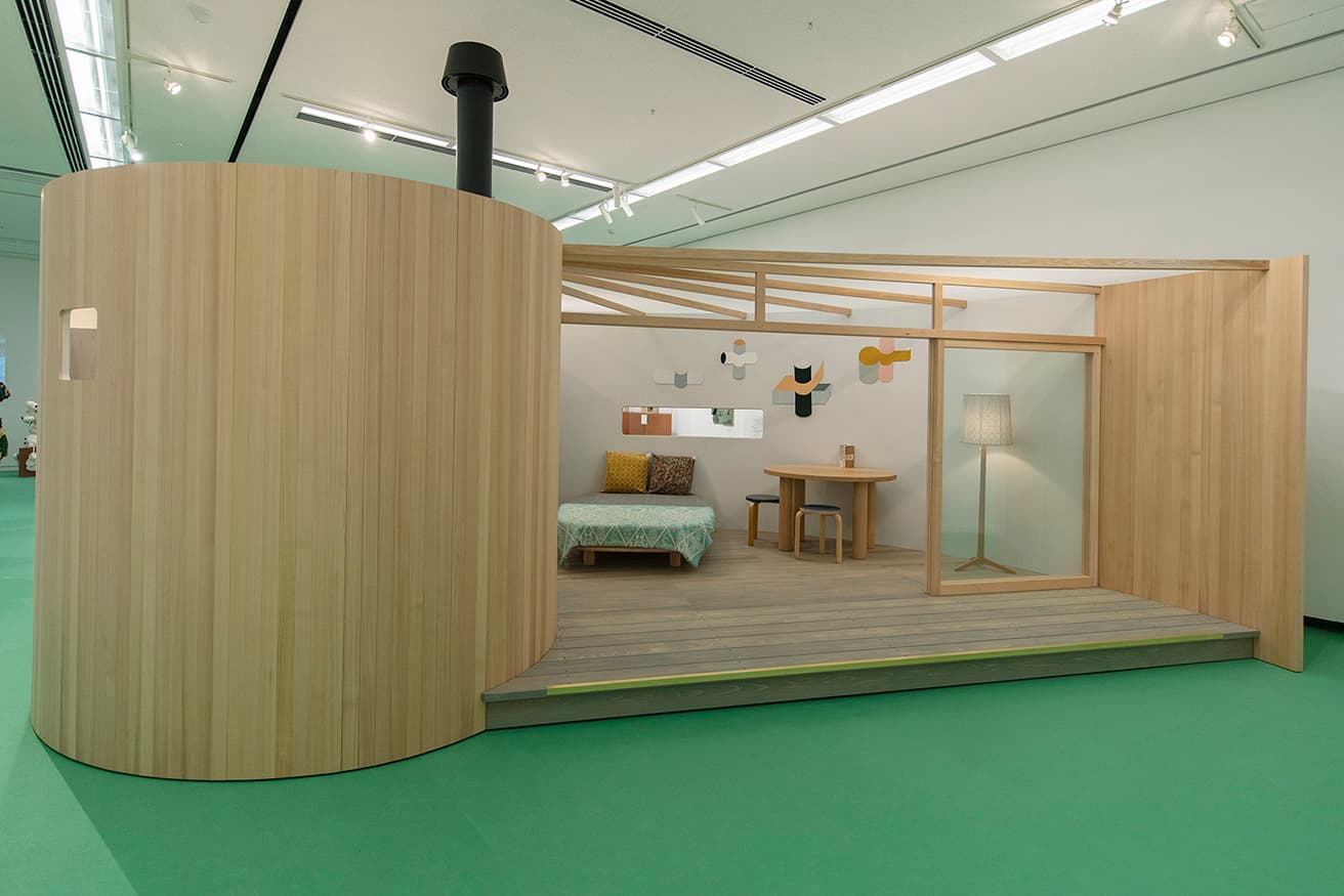 皆川の原案をもとに建築家・中村好文が設計を手がけた「shell house」。平屋バージョンは本展初公開。小さいスペースながら居心地の良い空間となっている。中に入って鑑賞することもできる。
