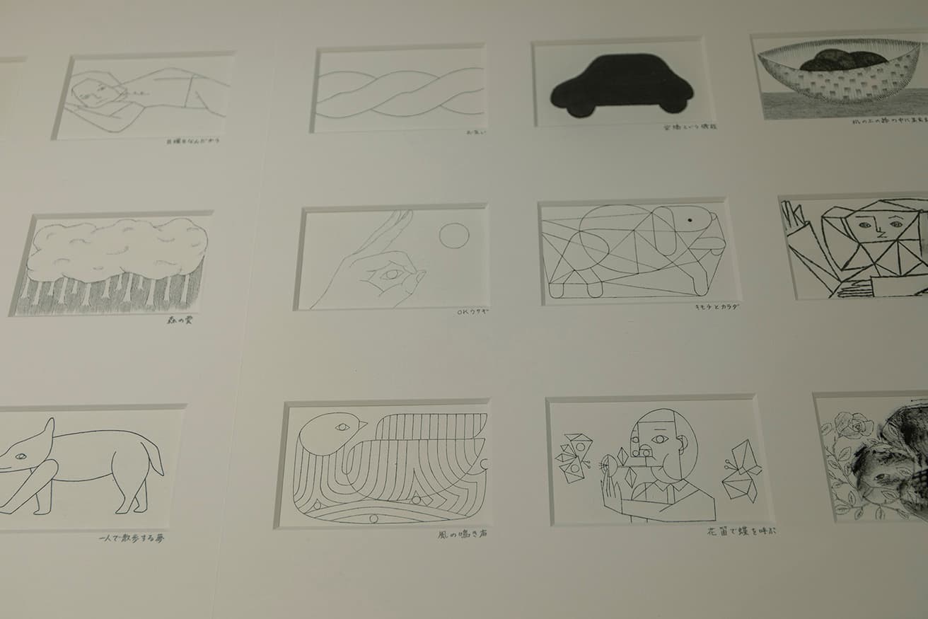 皆川が描いた挿画原画。朝日新聞のコラム『日曜に想う』の挿画は2016年4月より毎週モノクロで描かれている。今年の4月に皆川の挿画をまとめた本『本日の絵』（つるとはな社）も刊行された。