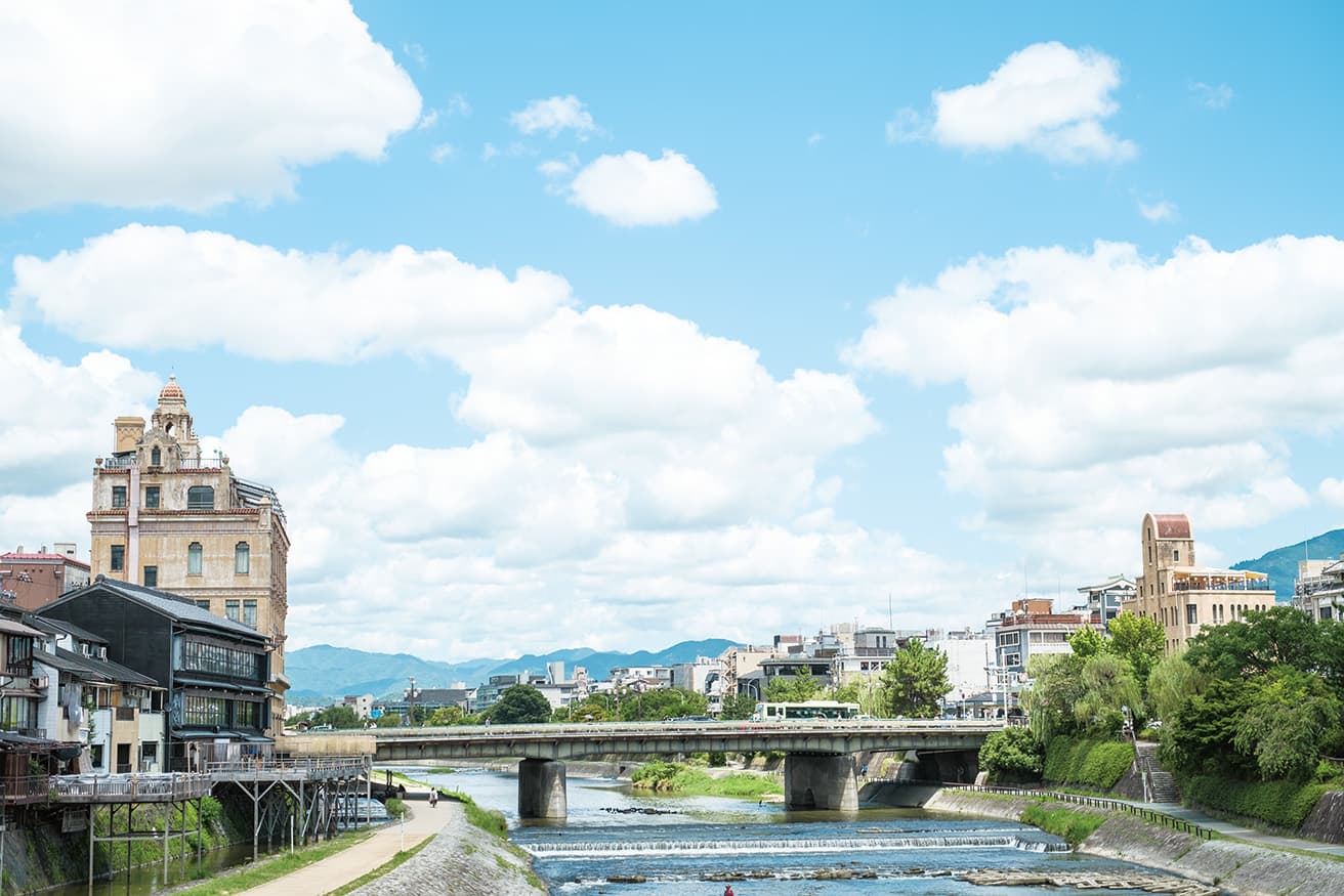 鴨川沿いの「川床」と、モダンな洋館が共存する街並み。京都が継承し、守ってきた景色だ。