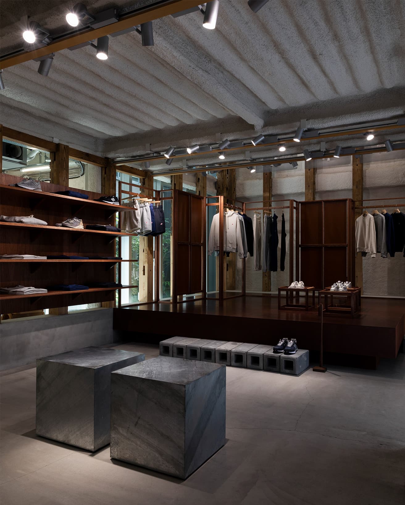 呉服屋をテーマにデザインされた《T-HOUSE New Balance》。