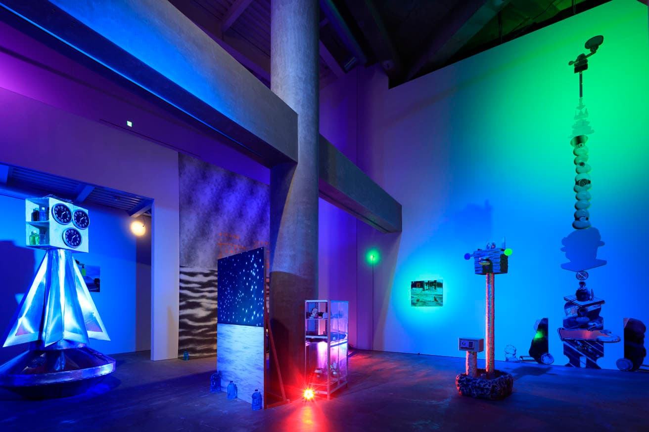 〈市原湖畔美術館〉での『金氏徹平　S.F. (Something Falling/Floating)』展示風景。
