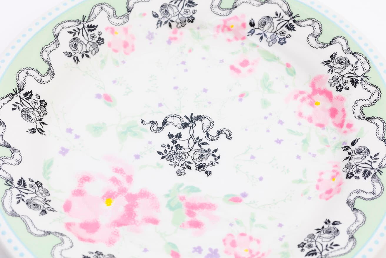 〈ジアン〉の陶器に〈ラデュレ〉の花が咲き誇る！