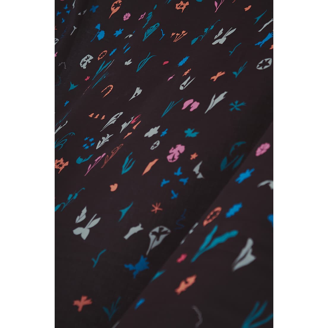 《“dancing flora”（dark brown）》リネン100％　9,350円／m