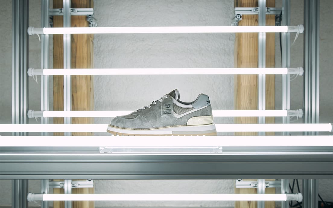 〈TOKYO DESIGN STUDIO New Balance〉の新作《TDS 574》30,800円。