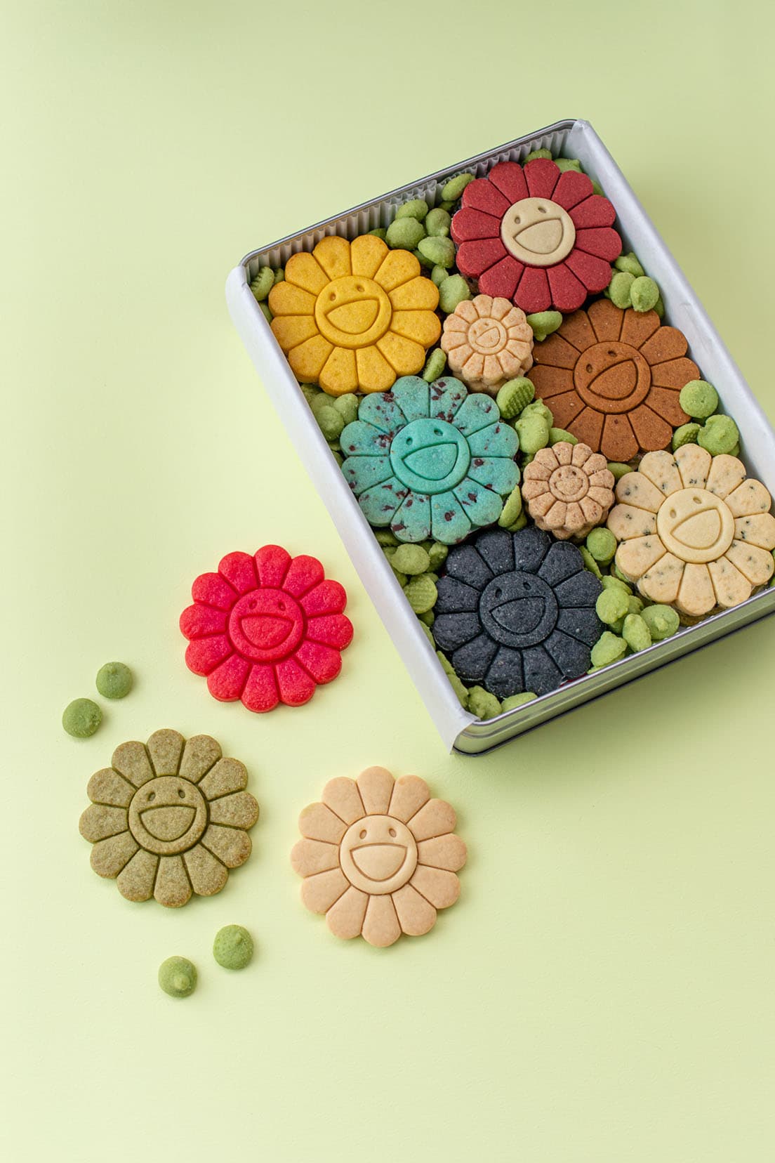 《お花のクッキー缶（夏）》8,800円は定番商品。こちらは夏バージョンで全15種類のフレーバー入り。オンラインで6月中旬より予約開始。すべて賞味期限2週間。