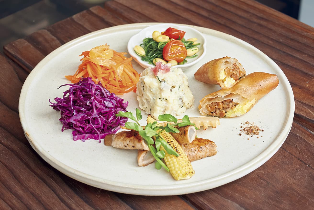 〈食堂アルヒ〉によるランチプレート1,200円〜。photo_Miyu Yasuda 